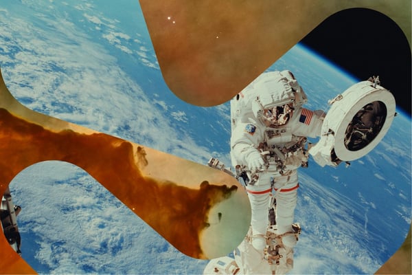 To bilder kombinert: Rombilde og person i romdrakt