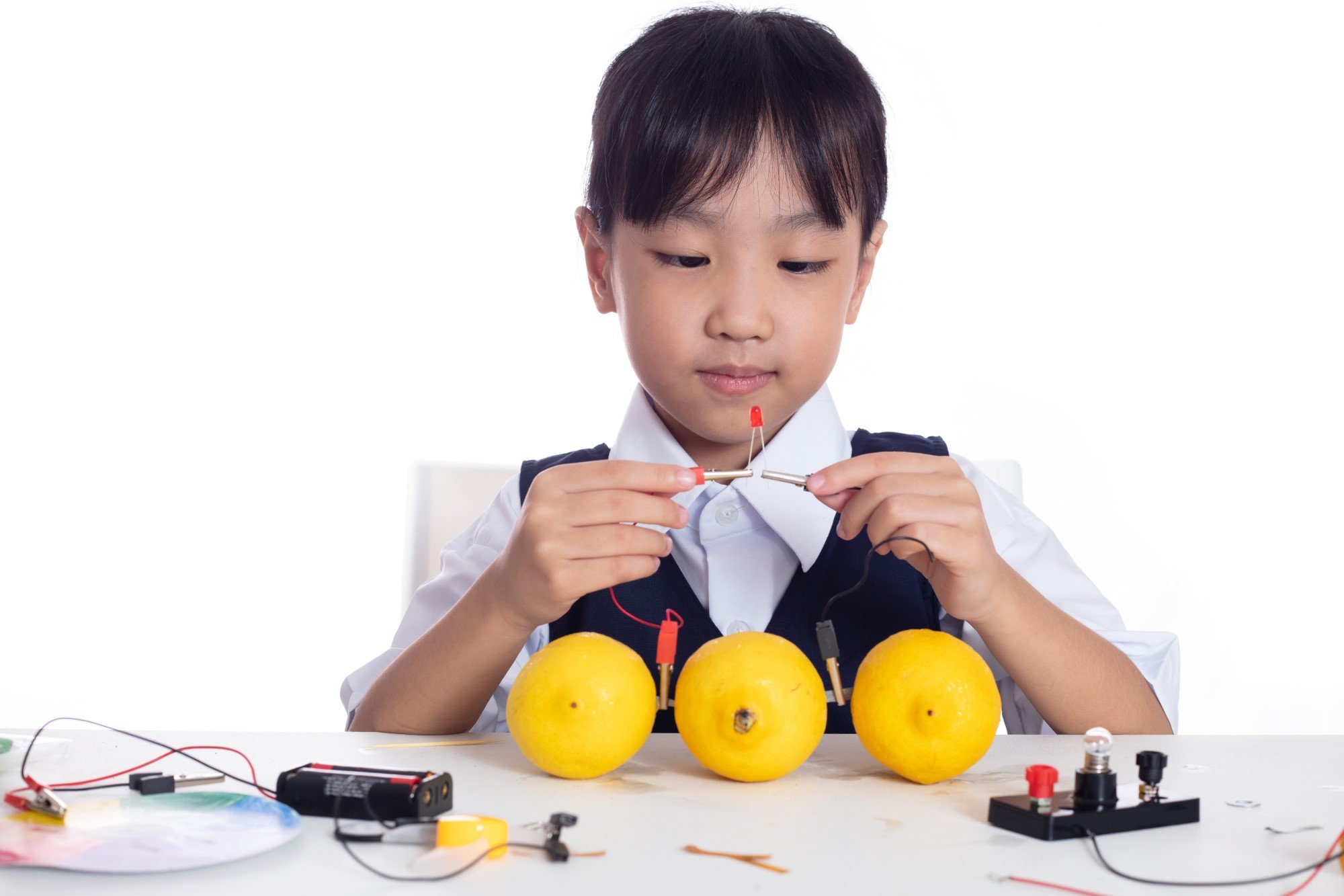 En jente lager batteri ut av sitroner