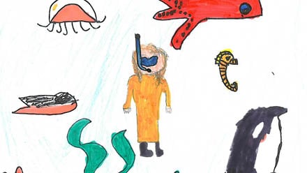 Dame med oransje kjole og blå snorkel under vann