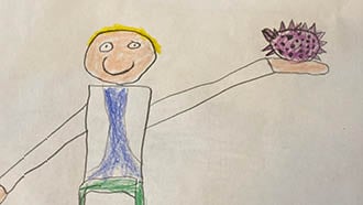 Tegning av en forsker med hvit frakk som står med en fisk i hånden 