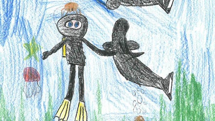 En sort dykker ved en sort hai under vann