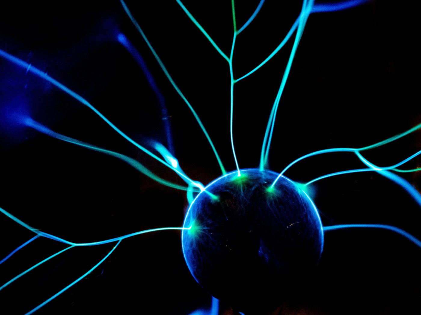 Stråler av energi fra en rund ball