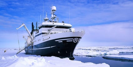 Skuta Helmer Hanssen i isdekket vann om vinteren.