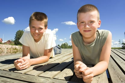 To gutter som smiler.