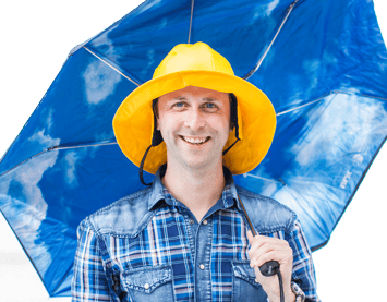 Anders Sivle med sydvest på hodet smiler mot kamera mens han holder en åpnet paraply. 