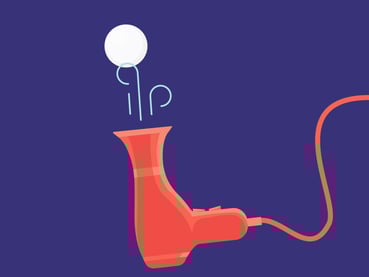 Hårføner som blåser oppover på en pingpong-ball