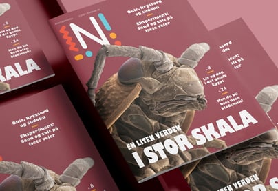 Forside av Nysgjerrigper-bladet med mikroskopbilde av insekt og teksten En liten verden i en stor skala  mot lilla bakrgunn. 