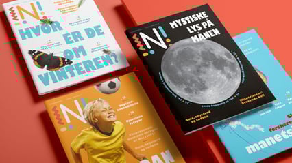 Fire Nysgjerrigper-blader på rød bakgrunn