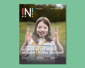 Forsiden på Nysgjerrigperblad med bilde av en jente som holder opp en blank plastplakett som sier Nysgjerrigper 2021