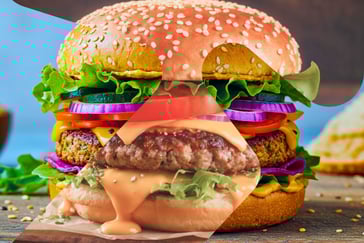 illustrasjonsfoto av en kjøtt- og en planteburger