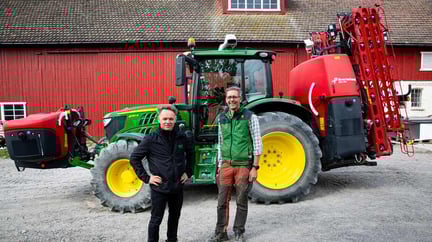 to menn og en traktor