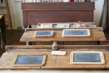 Skolepulter fra gamledager. 