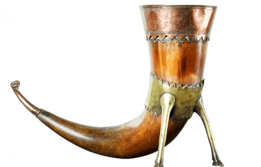 Et gammelt drikkehorn med støtteben.