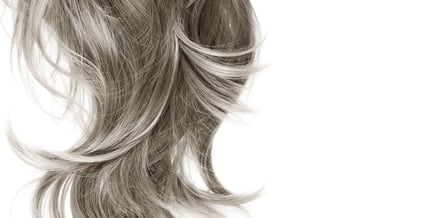 Langt grått hår som henger bølgende ned. 