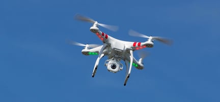 En drone som flyr gjennom luften.