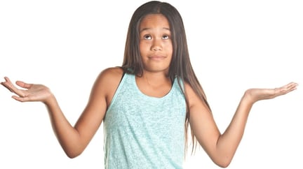 Jente som er oppgitt og holder ut hendene mens hun himler med øynene.