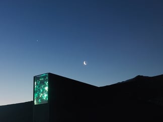 Bilde av frøbanken på Svalbard i måneskinn.