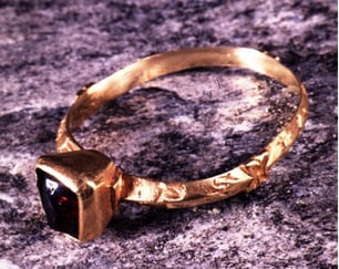 En gullring med en rød sten fra 1200-tallet