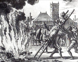 Illustrasjon av en heks som er i ferd med å bli brent på et bål. 