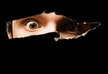 Nærbilde av et par vidåpne, skrekkfylte øyne