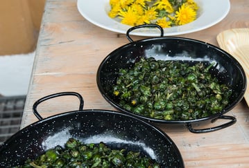 Bilde av løvetannknopper i en steikepanne