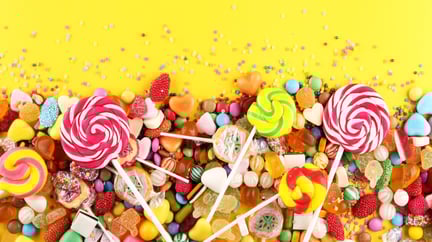 Masse godteri som ligger blandet utover. 