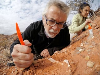 To argentinske paleontologer som graver ut fossilet av kjempedinosauren Ingentia Prima.