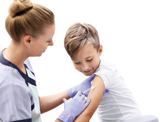 Gutt som får sprøyte i armen av en kvinnelig lege.