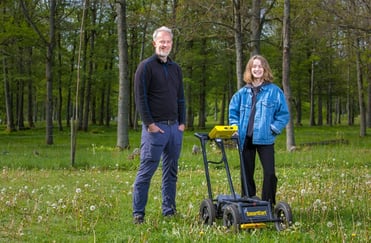Kaisa og Christer Tonning med georadar på gresset