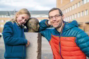 Idunn og Torkel smiler mot kamera.