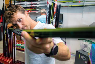 Felix sjekker at sålen på skiene er som de skal. 