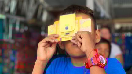 Gutt med foldskop, et mikroskop i papp