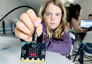 Jente holder opp Micro:bit