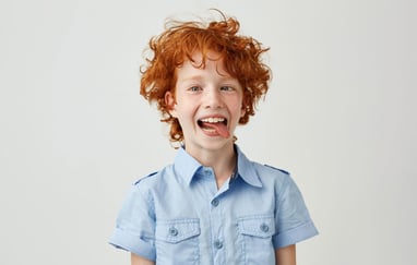 Gutt strekker ut tunga