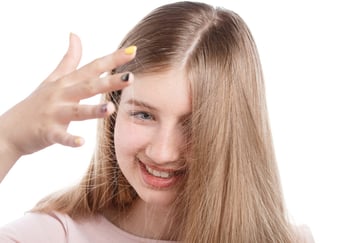 En jente med statisk hår