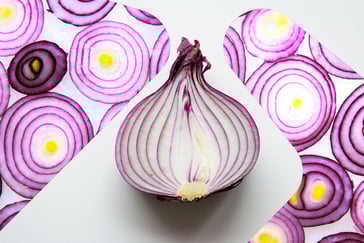 En halv lilla løk og oppskærte løkskiver