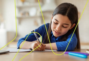 Jente som sitter og skriver i en bok og en gul dubins strek over bildet