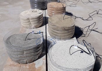 Plastbeholdere med sand i ulike farger og med temperaturmålere i