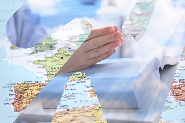 Illustrasjonsbilde av kart og en som ber