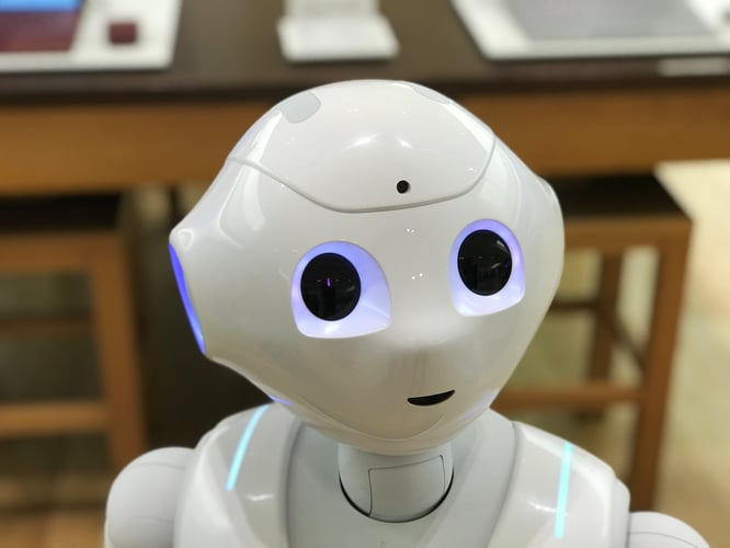 Roboten Pepper ser med store øyne mot kamera