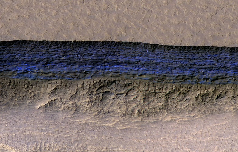 En vegg av is på Mars fotografert ovenfra