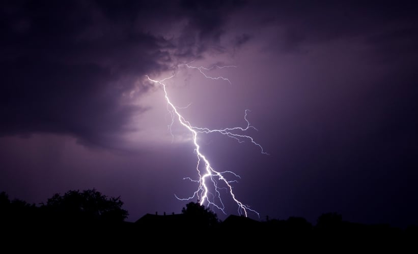 Lyn som skyter gjennom en mørk kveldshimmel.