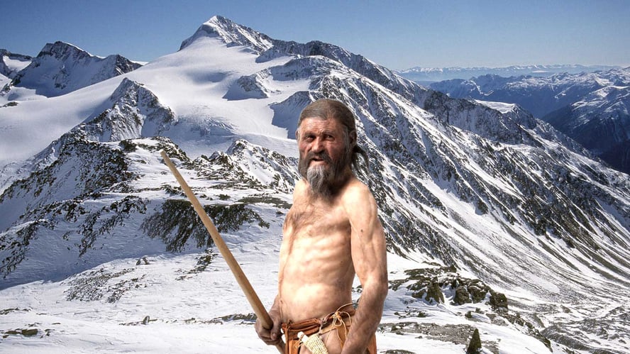 Rekonstruksjon av ismannen Otzi med fjellandskap i bakgrunnen