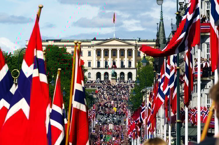 Karl Johans gate og Slottet på 17. mai