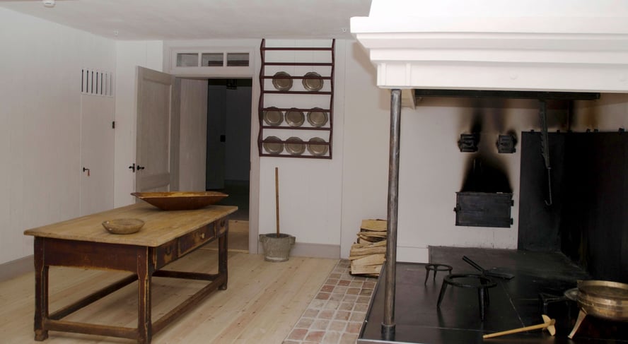 Kjelleren i Eidsvollsbygningen med peis og kjøkkenbord