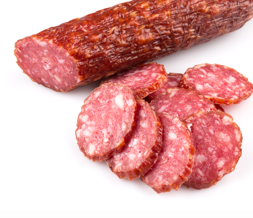 En delvis oppskåret salamipøle.