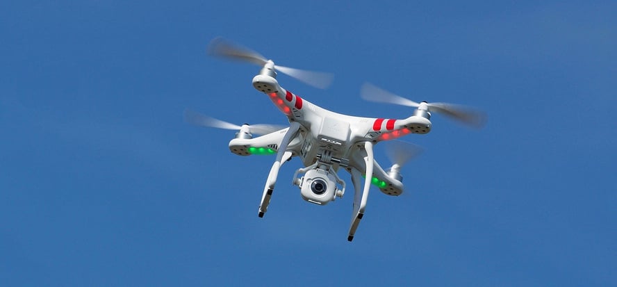 En drone som flyr gjennom luften.