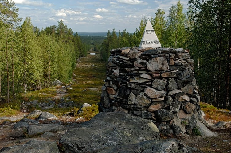 Gammel grensesøyle av stein som markerer grensen mellom Norge og Sverige.