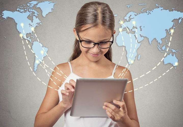 En jenter surfer på internet med en iPad.