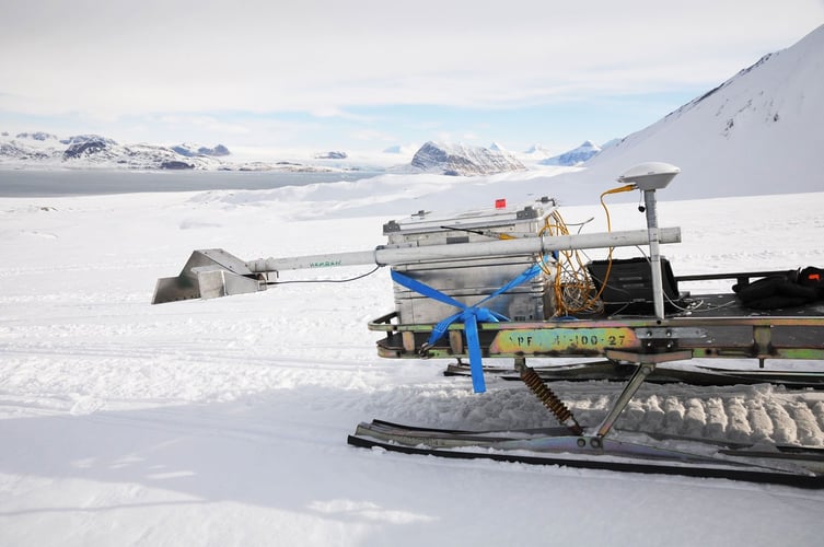 Georadaren blir transportert gjennom et snødekket landskap på Svalbard. 